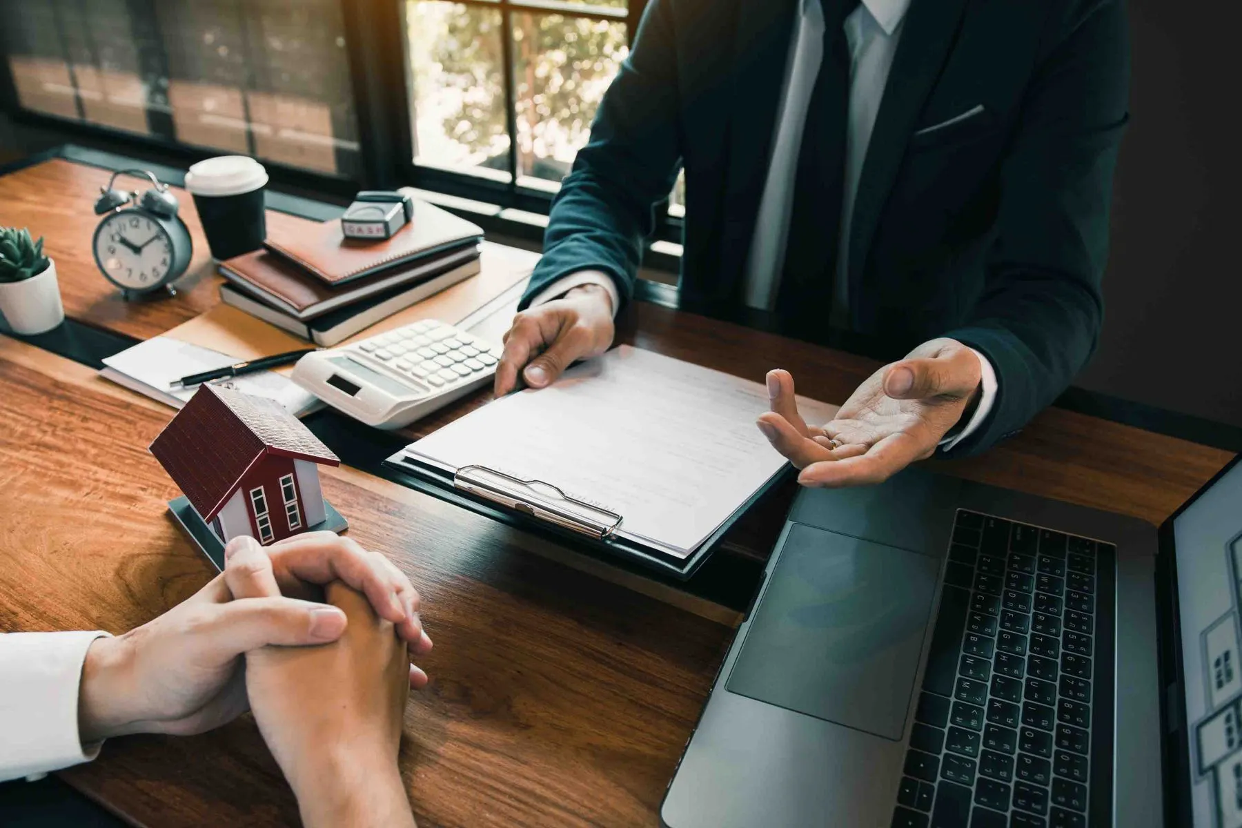 Männer diskutieren über Büroarbeit